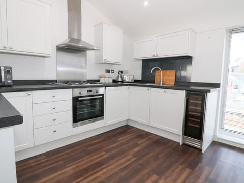 Cottage | Private kitchen | Fridge, dishwasher, cookware/dishes/utensils