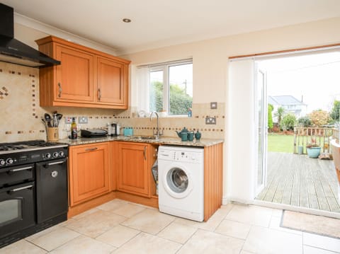 Cottage | Private kitchen | Dishwasher, cookware/dishes/utensils