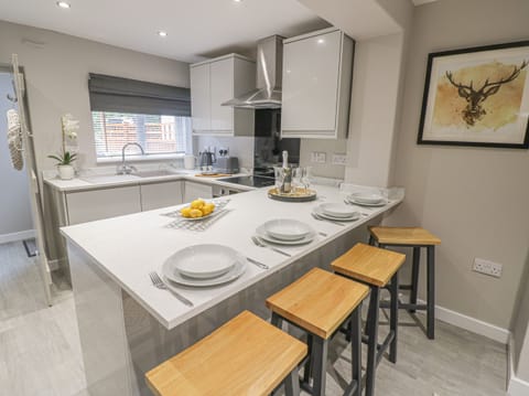 Cottage | Private kitchen | Fridge, dishwasher, electric kettle, toaster