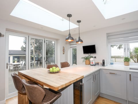 Cottage | Private kitchen | Fridge, dishwasher, cookware/dishes/utensils