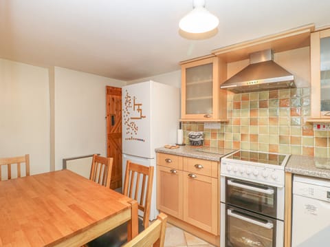Cottage | Private kitchen | Fridge, dishwasher, electric kettle, toaster