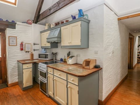 Cottage | Private kitchen | Fridge, dishwasher, electric kettle, toaster