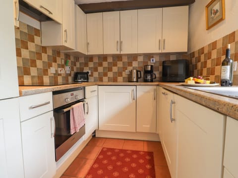 Cottage | Private kitchen | Fridge, dishwasher, cookware/dishes/utensils