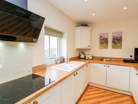 Cottage | Private kitchen | Fridge, dishwasher, electric kettle, toaster