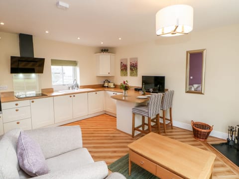 Cottage | Private kitchen | Fridge, dishwasher, electric kettle, toaster
