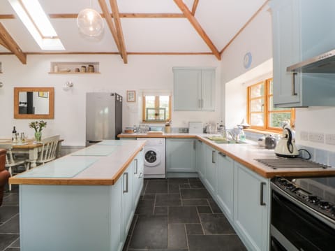Cottage | Private kitchen | Fridge, dishwasher, electric kettle, toaster