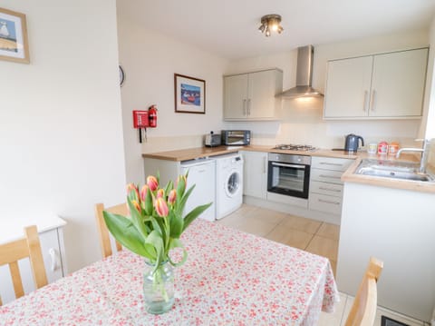 Cottage | Private kitchen | Fridge, electric kettle, cookware/dishes/utensils