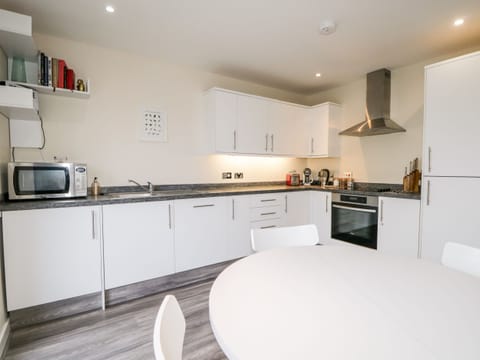 Cottage | Private kitchen | Fridge, dishwasher, cookware/dishes/utensils