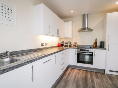 Cottage | Private kitchen | Fridge, dishwasher, cookware/dishes/utensils