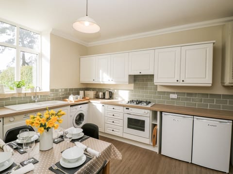 Cottage | Private kitchen | Fridge, dishwasher, electric kettle, toaster