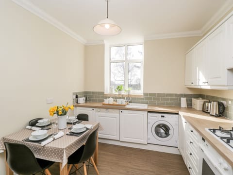 Cottage | Private kitchen | Fridge, dishwasher, electric kettle, toaster