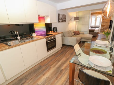 Cottage | Private kitchen | Fridge, electric kettle, toaster, cookware/dishes/utensils