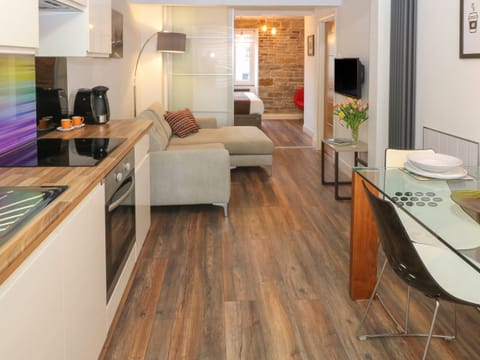 Cottage | Private kitchen | Fridge, electric kettle, toaster, cookware/dishes/utensils