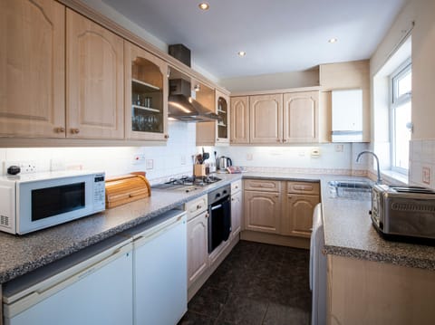 Cottage | Private kitchen | Fridge, electric kettle, toaster, cookware/dishes/utensils
