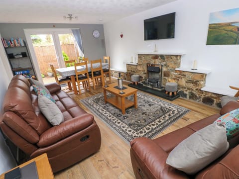 Cottage | Living area | Fireplace