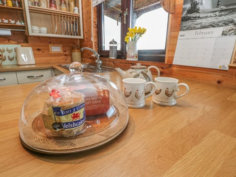 Cottage | Private kitchen | Fridge, cookware/dishes/utensils