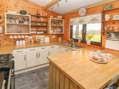 Cottage | Private kitchen | Fridge, cookware/dishes/utensils