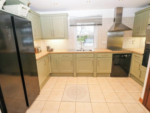 Cottage | Private kitchen | Fridge, dishwasher, electric kettle, toaster