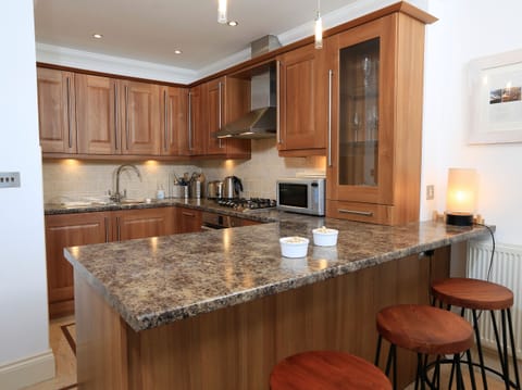 Cottage | Private kitchen | Fridge, dishwasher, electric kettle, toaster