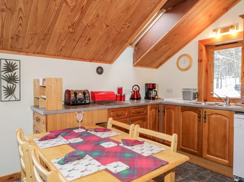 Cottage | Private kitchen | Fridge, dishwasher, electric kettle, toaster