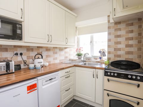 Cottage | Private kitchen | Fridge, dishwasher, electric kettle, toaster