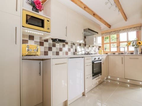 Cottage | Private kitchen | Fridge, dishwasher, cookware/dishes/utensils