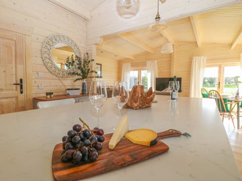 Cottage | Private kitchen | Fridge, dishwasher, electric kettle, toaster