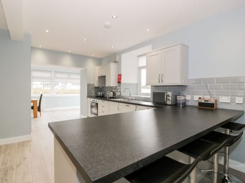 Cottage | Private kitchen | Fridge, dishwasher, electric kettle, toaster