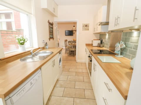 Cottage | Private kitchen | Fridge, microwave, dishwasher, electric kettle