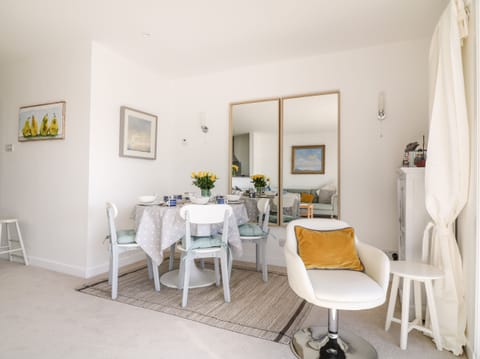 Cottage | 2 bedrooms, individually decorated, individually furnished, free WiFi