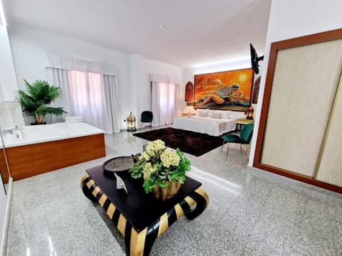 Romantic Suite | Minibar, in-room safe, desk, blackout drapes