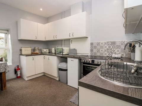 Cottage | Private kitchen | Fridge, dishwasher, electric kettle, toaster