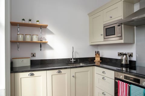 Cottage | Private kitchen | Fridge, electric kettle, toaster, cookware/dishes/utensils