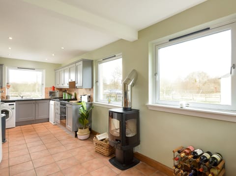 Cottage | Private kitchen | Fridge, cookware/dishes/utensils