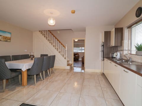 Cottage | Private kitchen | Fridge, dishwasher, electric kettle, toaster