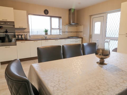 Cottage | Private kitchen | Fridge, dishwasher, electric kettle, toaster