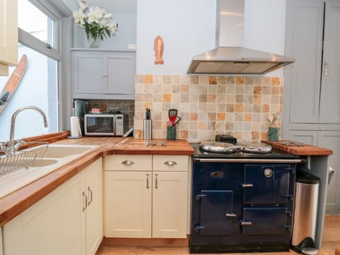 Cottage | Private kitchen | Fridge, dishwasher, electric kettle, toaster