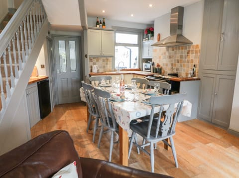 Cottage | Private kitchen | Fridge, dishwasher, electric kettle, toaster