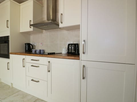 Cottage | Private kitchen | Fridge, cookware/dishes/utensils