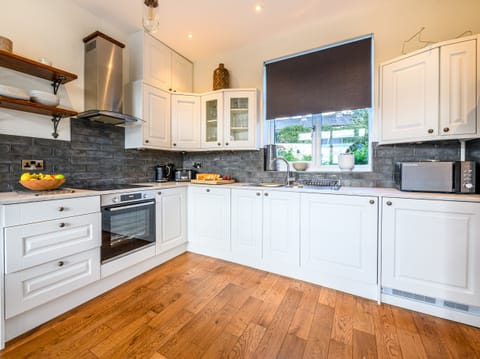 Cottage | Private kitchen | Fridge, dishwasher, cookware/dishes/utensils