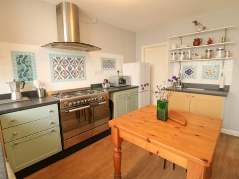 Cottage | Private kitchen | Fridge, electric kettle, toaster, cookware/dishes/utensils