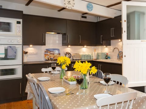 Cottage | Private kitchen | Fridge, dishwasher, electric kettle, toaster