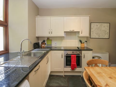 Cottage | Private kitchen | Fridge, dishwasher, electric kettle, toaster