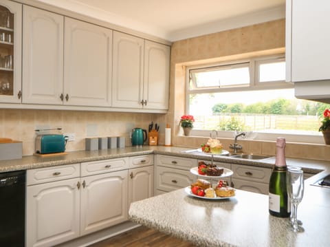 Cottage | Private kitchen | Fridge, dishwasher, cookware/dishes/utensils