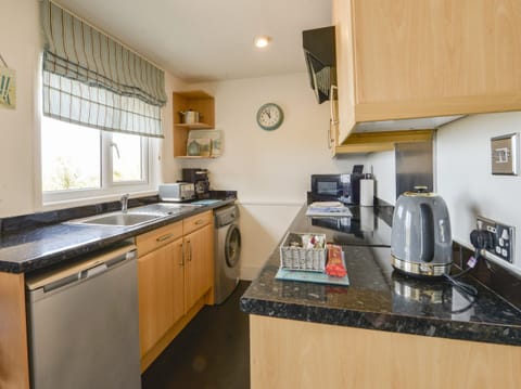 Cottage | Private kitchen | Fridge, electric kettle, toaster, cookware/dishes/utensils