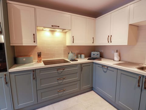 Cottage | Private kitchen | Fridge, dishwasher, cookware/dishes/utensils