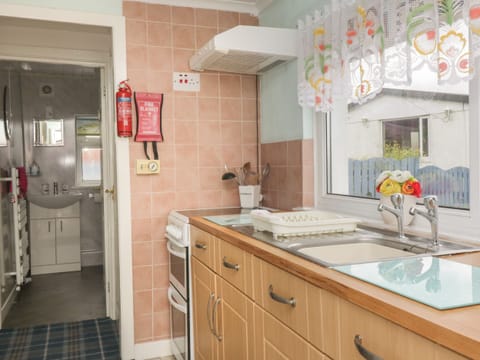 Cottage | Private kitchen | Fridge, electric kettle, cookware/dishes/utensils