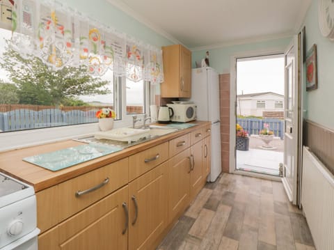 Cottage | Private kitchen | Fridge, electric kettle, cookware/dishes/utensils