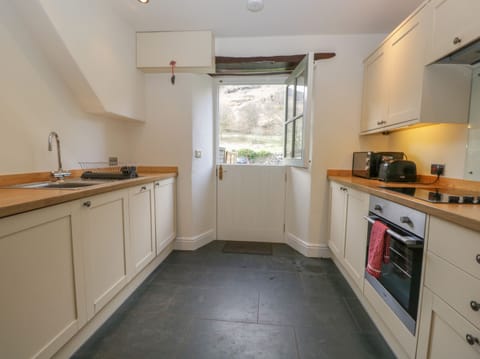 Cottage | Private kitchen | Fridge, dishwasher, electric kettle, toaster