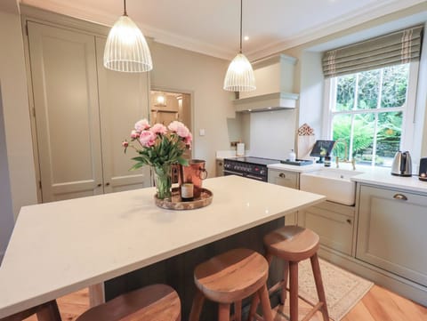 Cottage | Private kitchen | Fridge, dishwasher, cookware/dishes/utensils